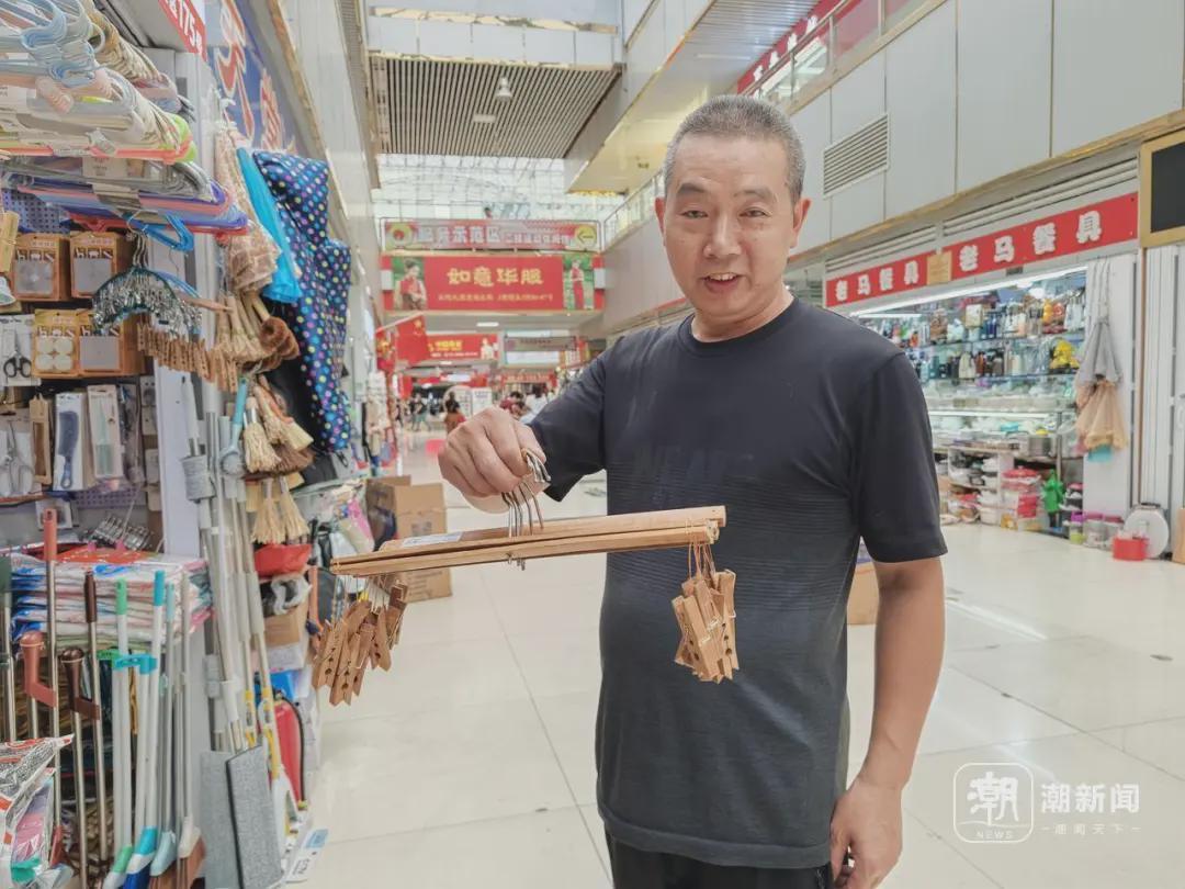 厉老板展示竹制的十字裤架