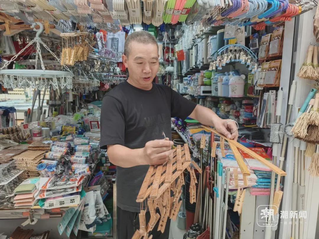 厉老板向记者展示