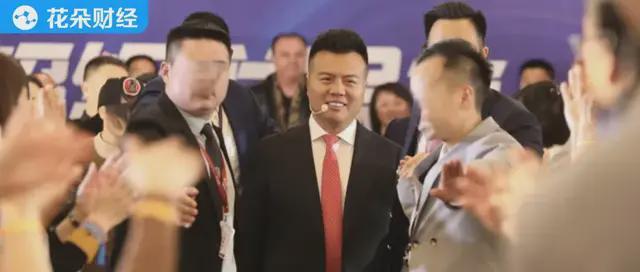 一根头发卖6万！7年骗取3.8亿的‘成功学大师’终被判无期