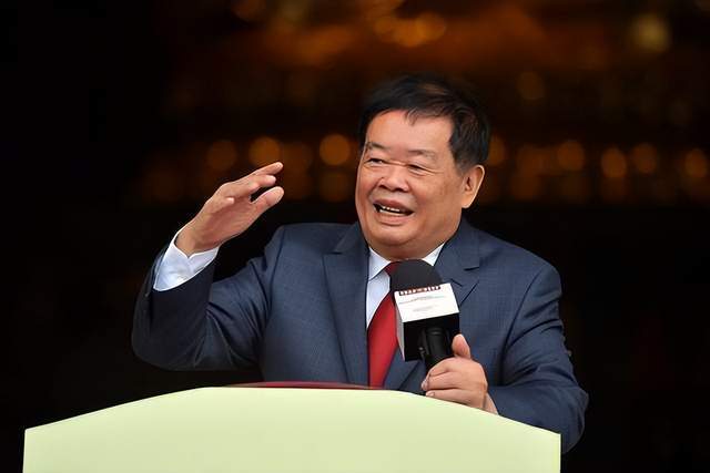 曹德旺退休曹晖接班，福耀玻璃未来如何续写辉煌？