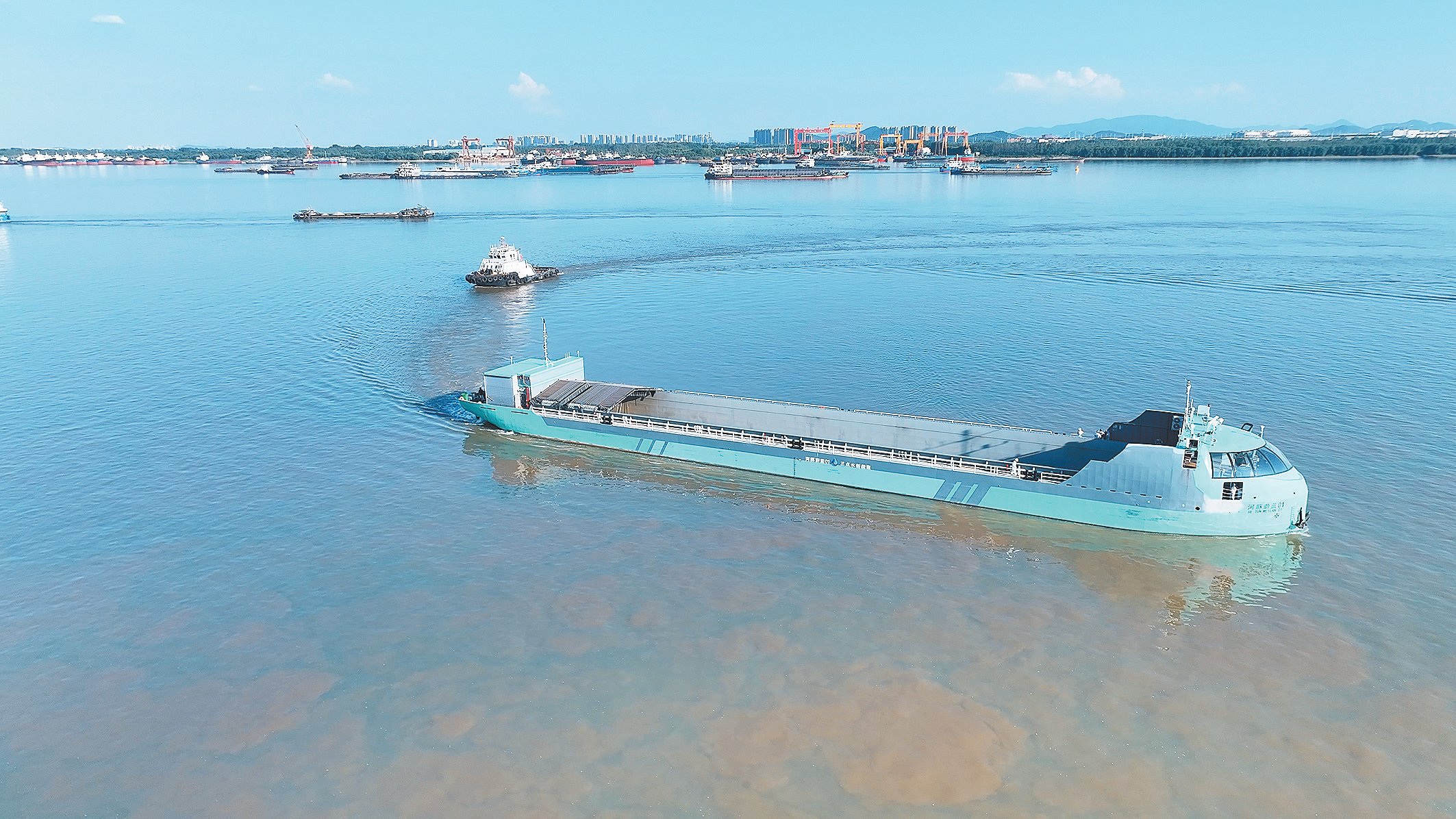 全球首艘30分钟换电船‘河豚蔚蓝01’：水运‘高铁’开启绿色航运新时代