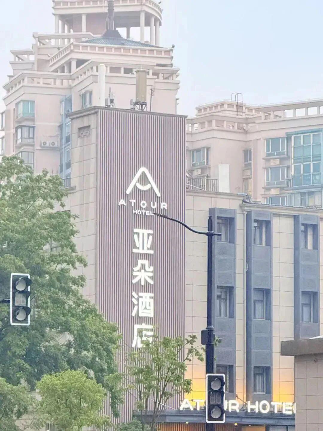 亚朵酒店再陷争议：从“枕套门”到“透视窗”的口碑危机