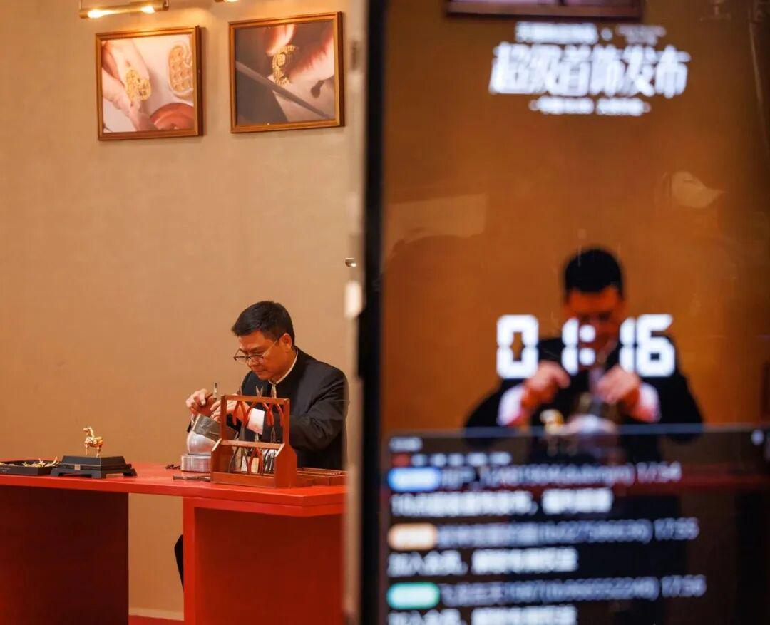 周大福的“活人感”，硬控当代年轻人