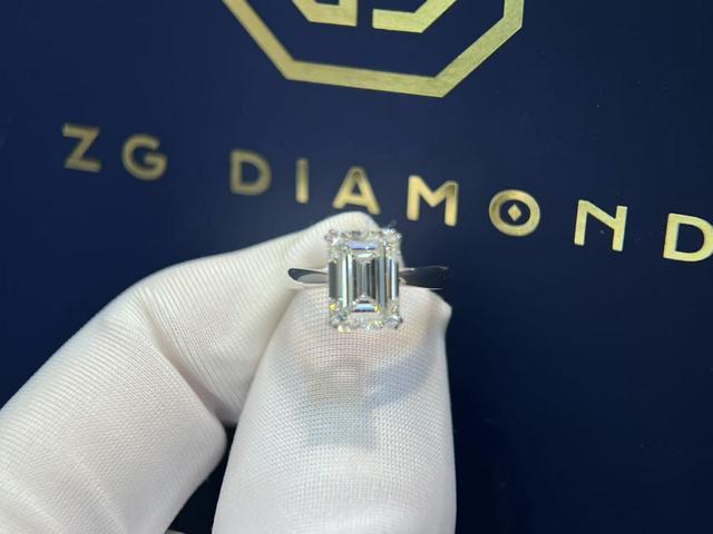 消费者选购国产钻石场景