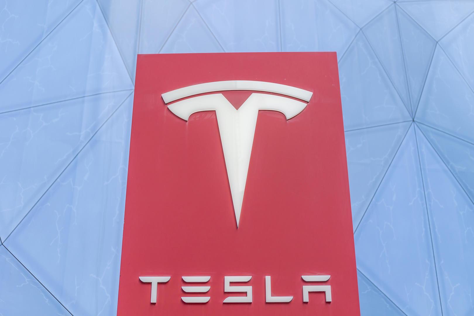 特斯拉三季度营收、交付量创新高，净利润大跌近三成，盘后跌近4%