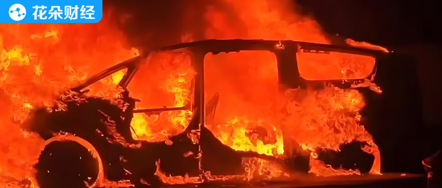 理想MEGA行驶中起火引热议，新能源车安全再成焦点