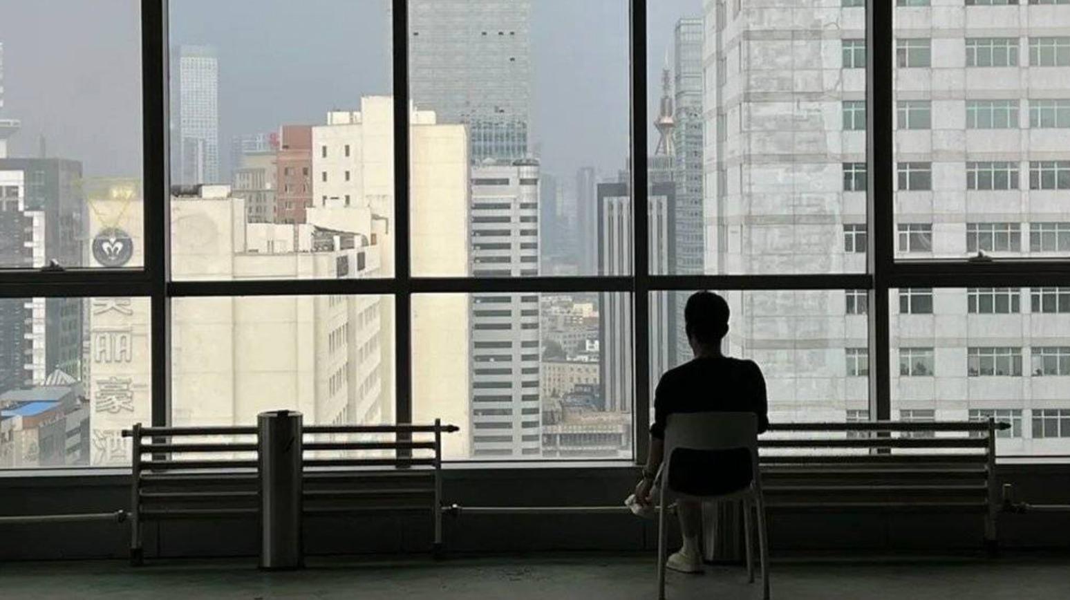 19楼吸烟区：职场中的隐秘休闲天地