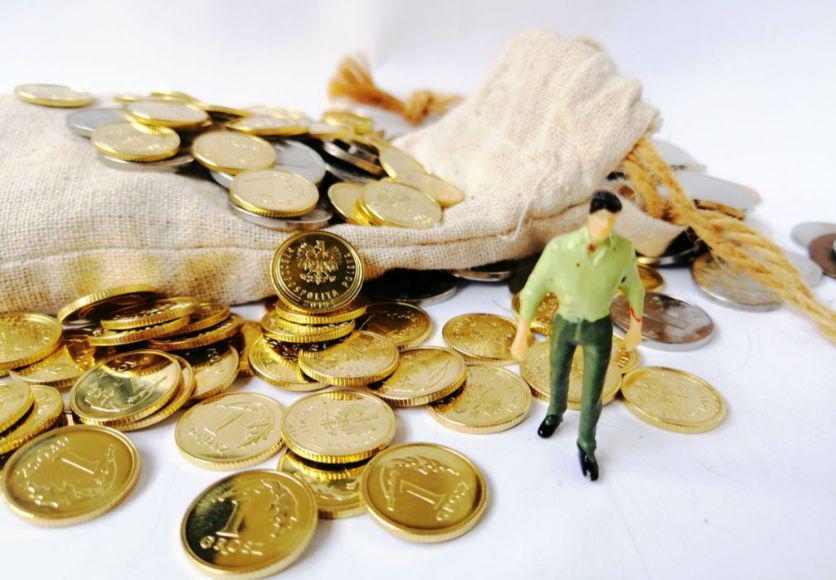 黄金单日暴跌5.31%：技术指标预警与历史复盘揭示未来走势