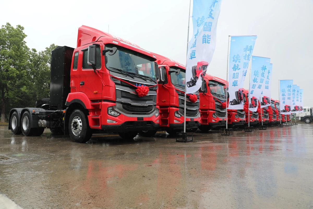 2025牵引车销量揭晓：一汽解放7.6万辆领跑，徐工激增219%