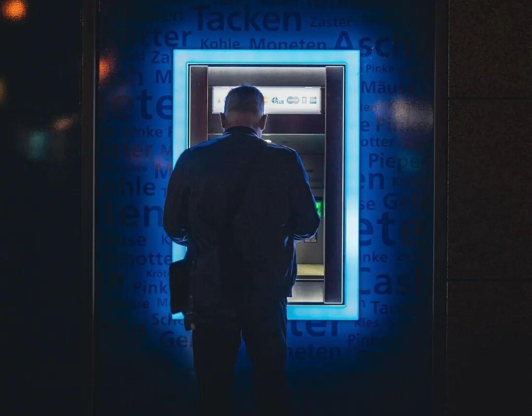 万亿农商行追回三年过节费，银行业绩压力下的新信号