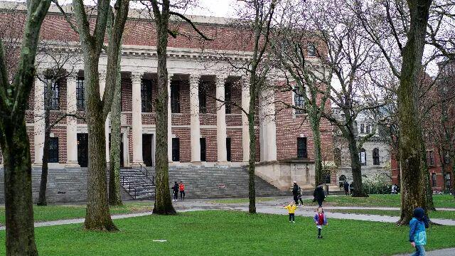 哈佛大学2025财年运营亏损1.13亿美元，博士招生名额大幅削减