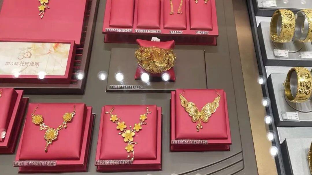 国际金价下行，周大福、老铺黄金为何逆势涨价？