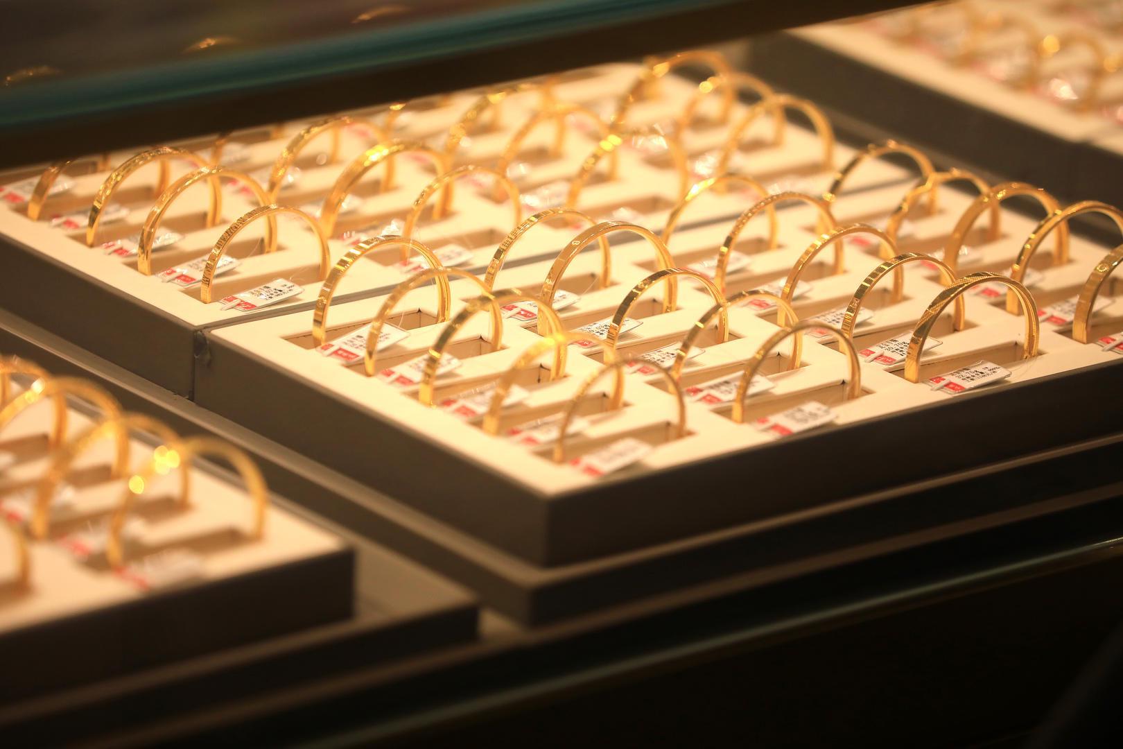 金价十周首降引热议，专家解析短期波动与长期趋势