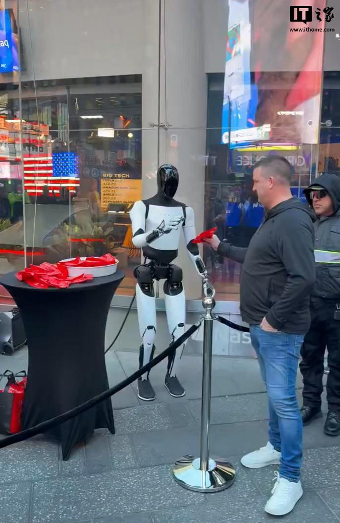 特斯拉Optimus机器人亮相时代广场，万圣节派发糖果引关注