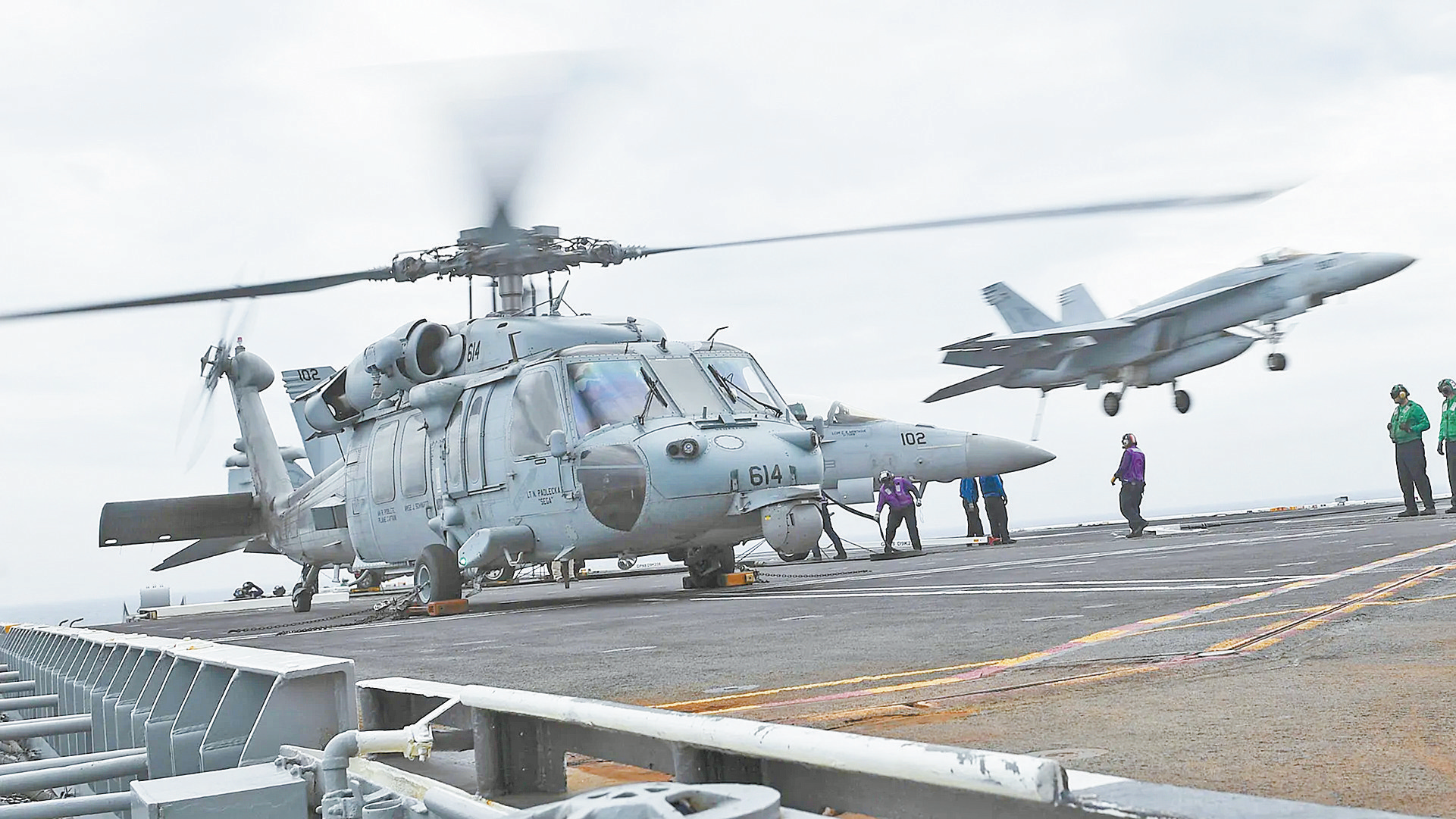 美航母南海连坠两机：电子战、燃油污染还是设备故障？