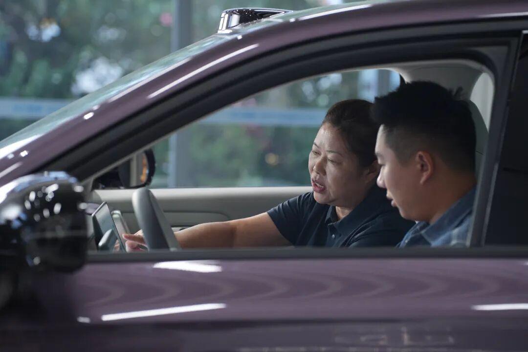 61岁女销冠张美芬，卖出1800台新能源