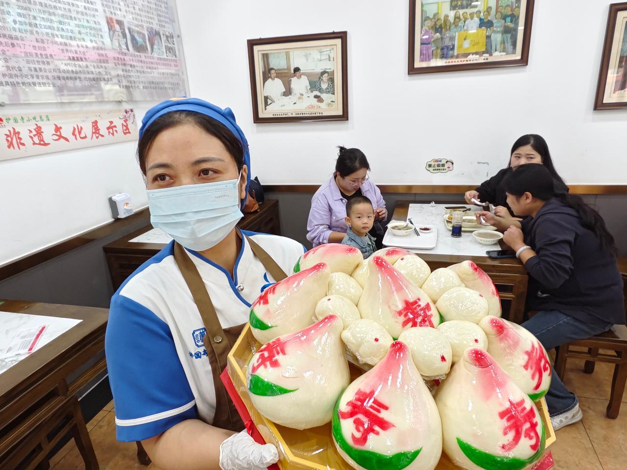 重阳节北京老字号热销：寿桃走俏，家宴聚餐暖意浓