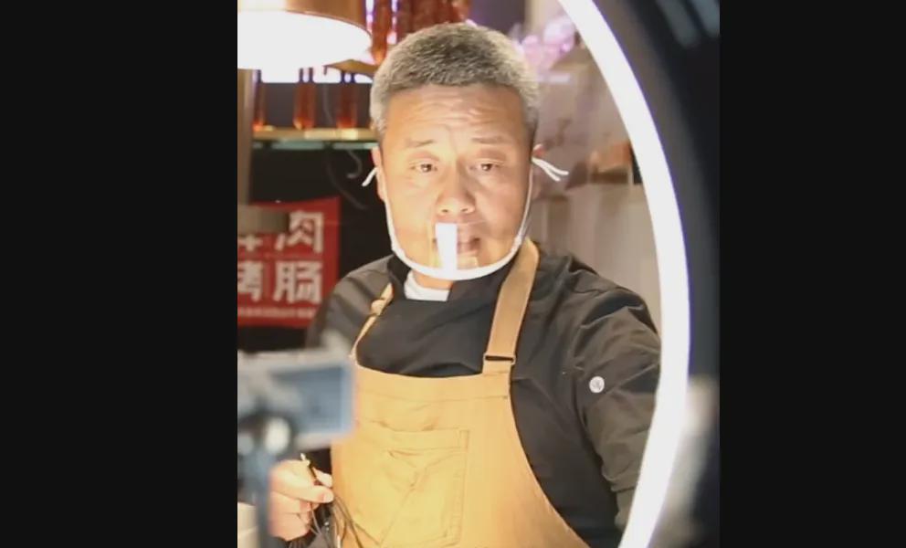 57岁山东大叔从餐饮巨头到街头烤肠，负债4600万终将还清