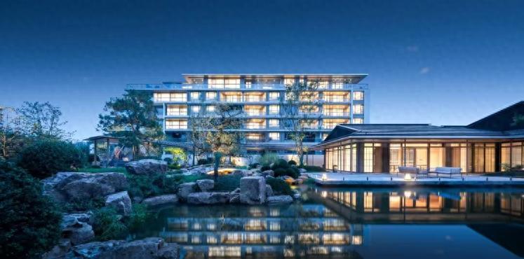 新华保险首个中资产康养旅居社区落地，引领旅居养老新潮流