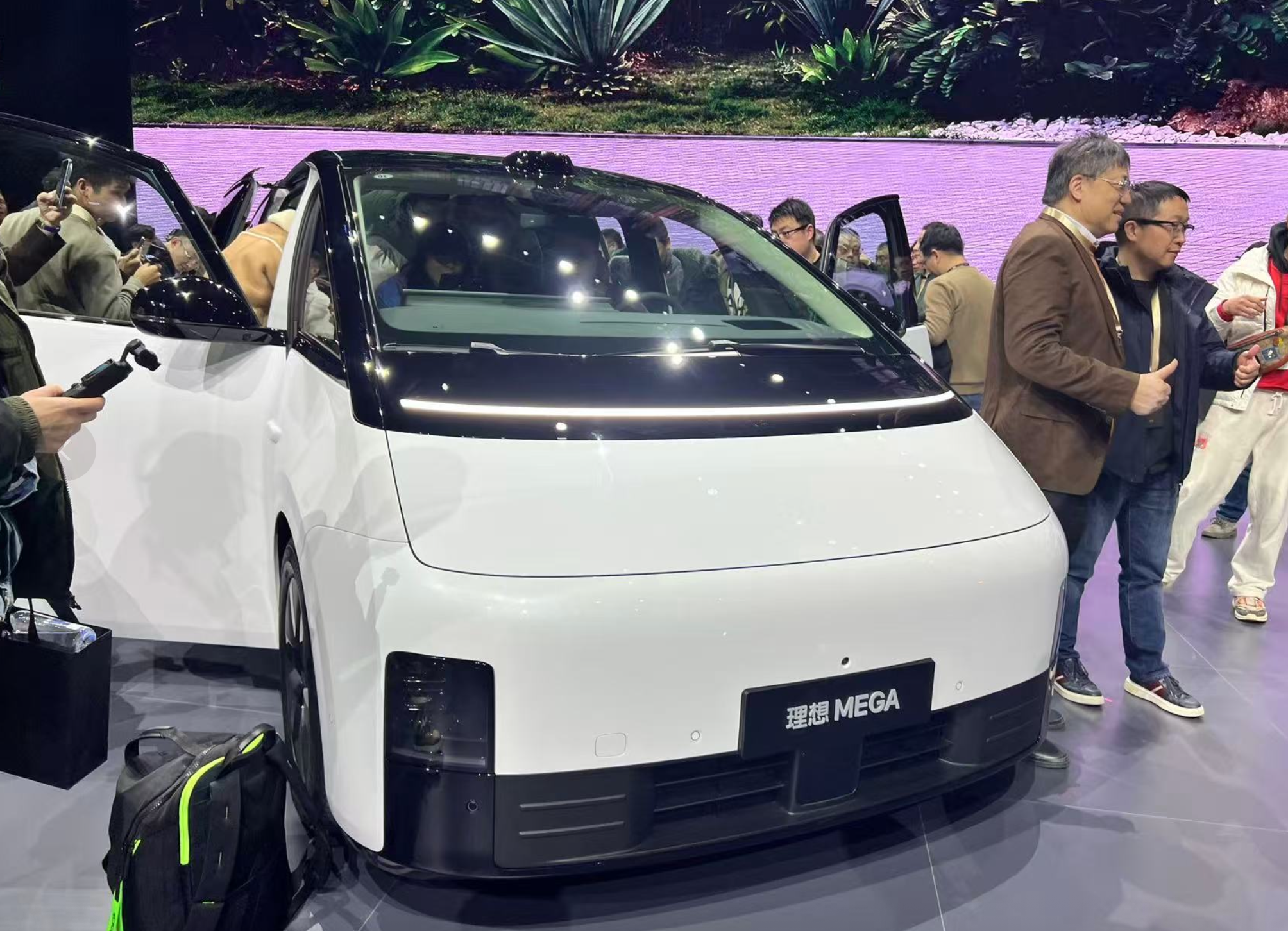 理想汽车召回超万辆MEGA：电池安全升级，车企责任与行动