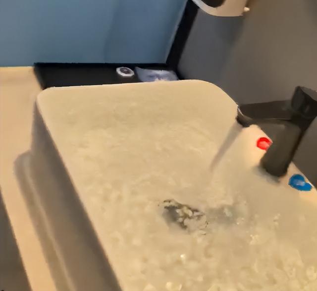 三亚酒店退房纠纷：女子操作不当倒赔3万，马尔代夫潜水惊魂