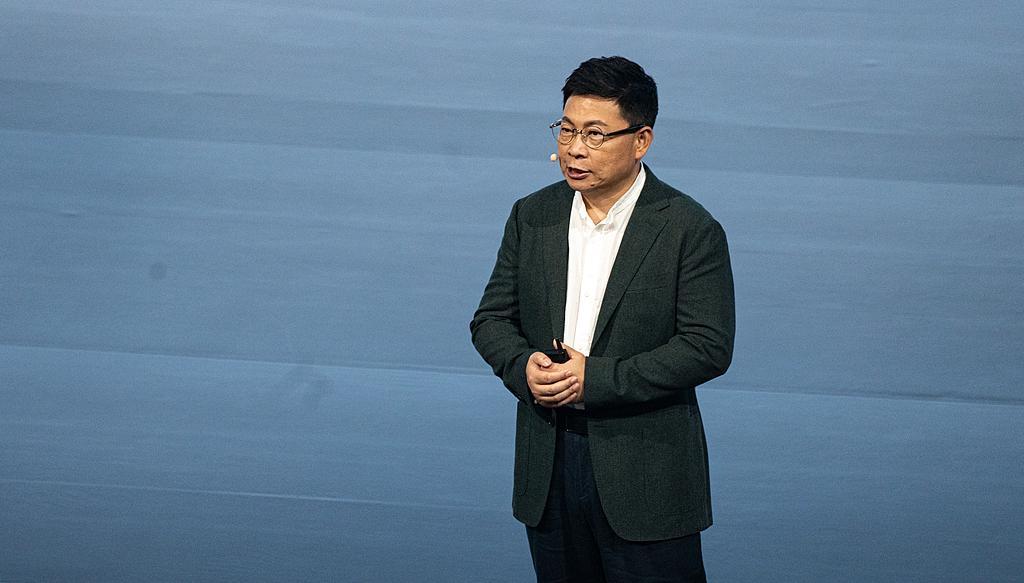 华为余承东内部信：鸿蒙5设备破2300万，目标三分天下有其一