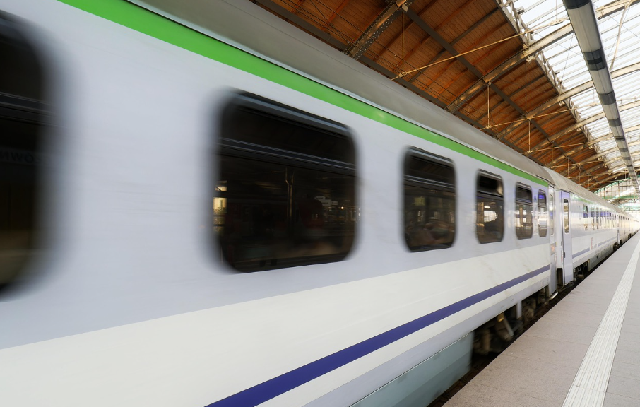 高铁里程直逼5万公里，绿皮火车为什么还在？