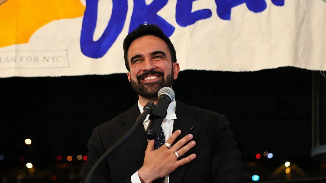 纽约首位印度裔穆斯林市长当选：民主社会主义者如何改写美国政治？