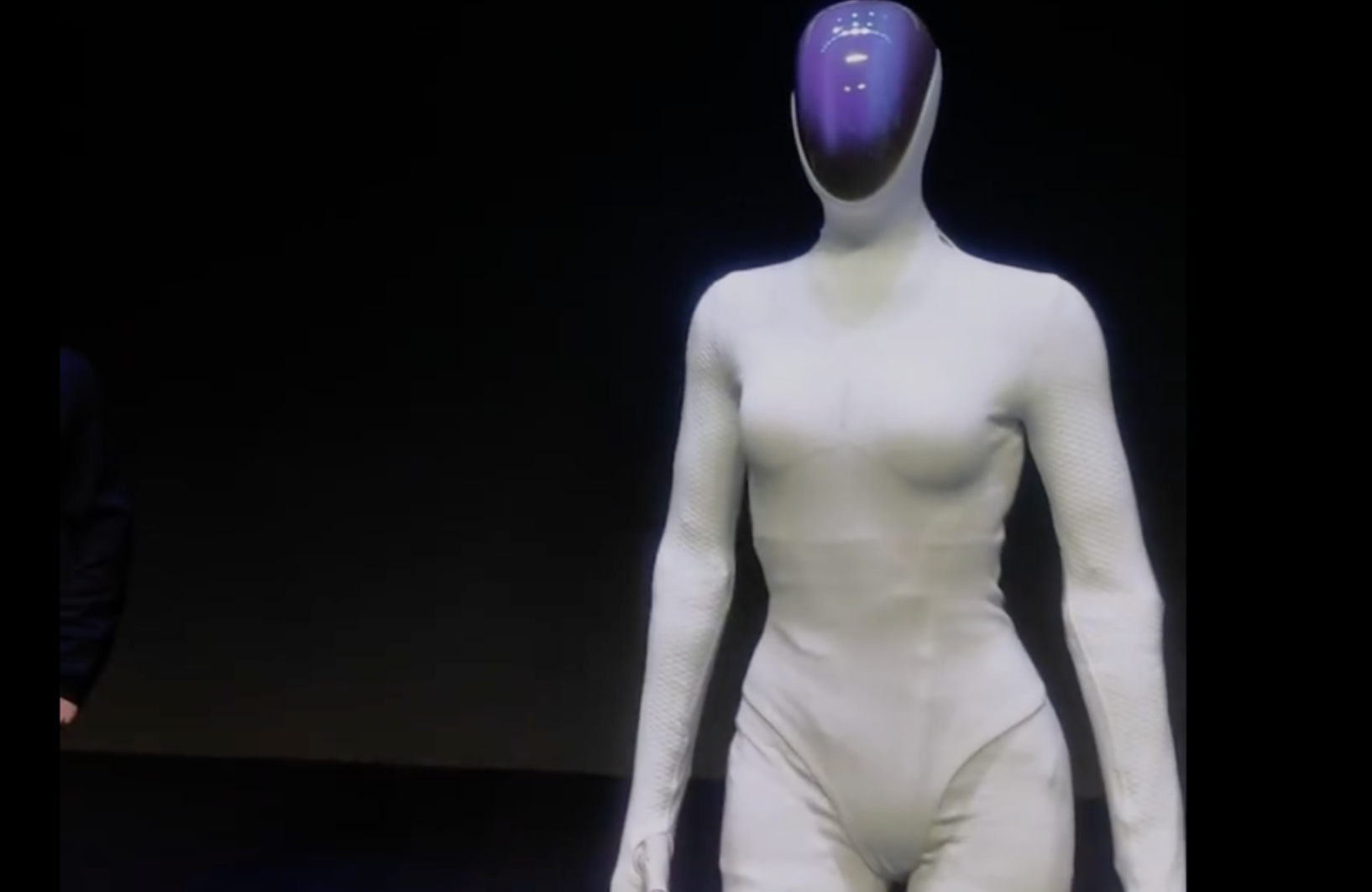 小鹏人形机器人IRON亮相涨超5%！何小鹏发视频回应真人质疑