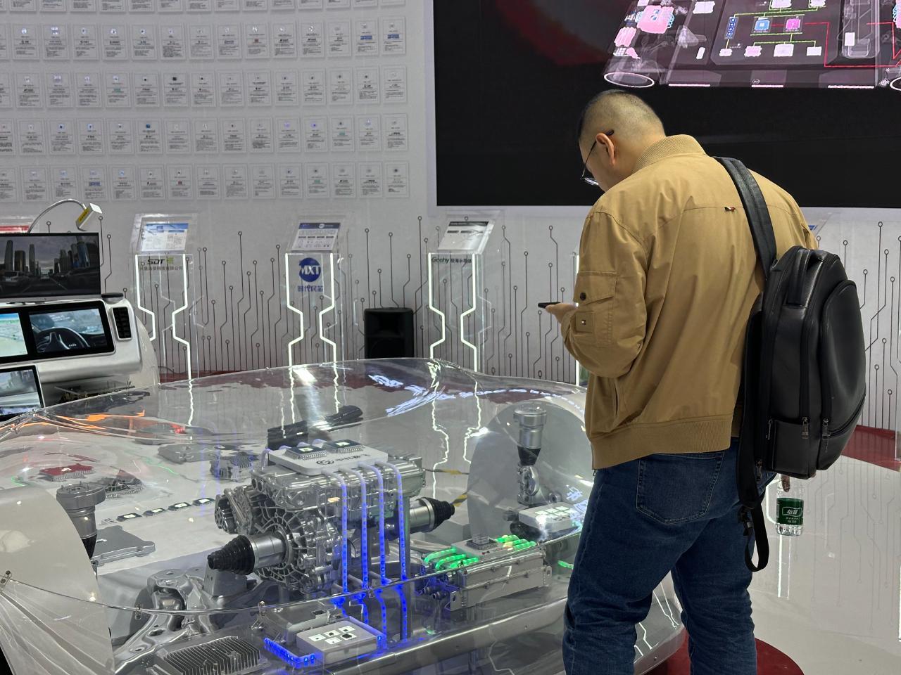 Robotaxi赛道再升温 小鹏、特斯拉加码布局未来出行