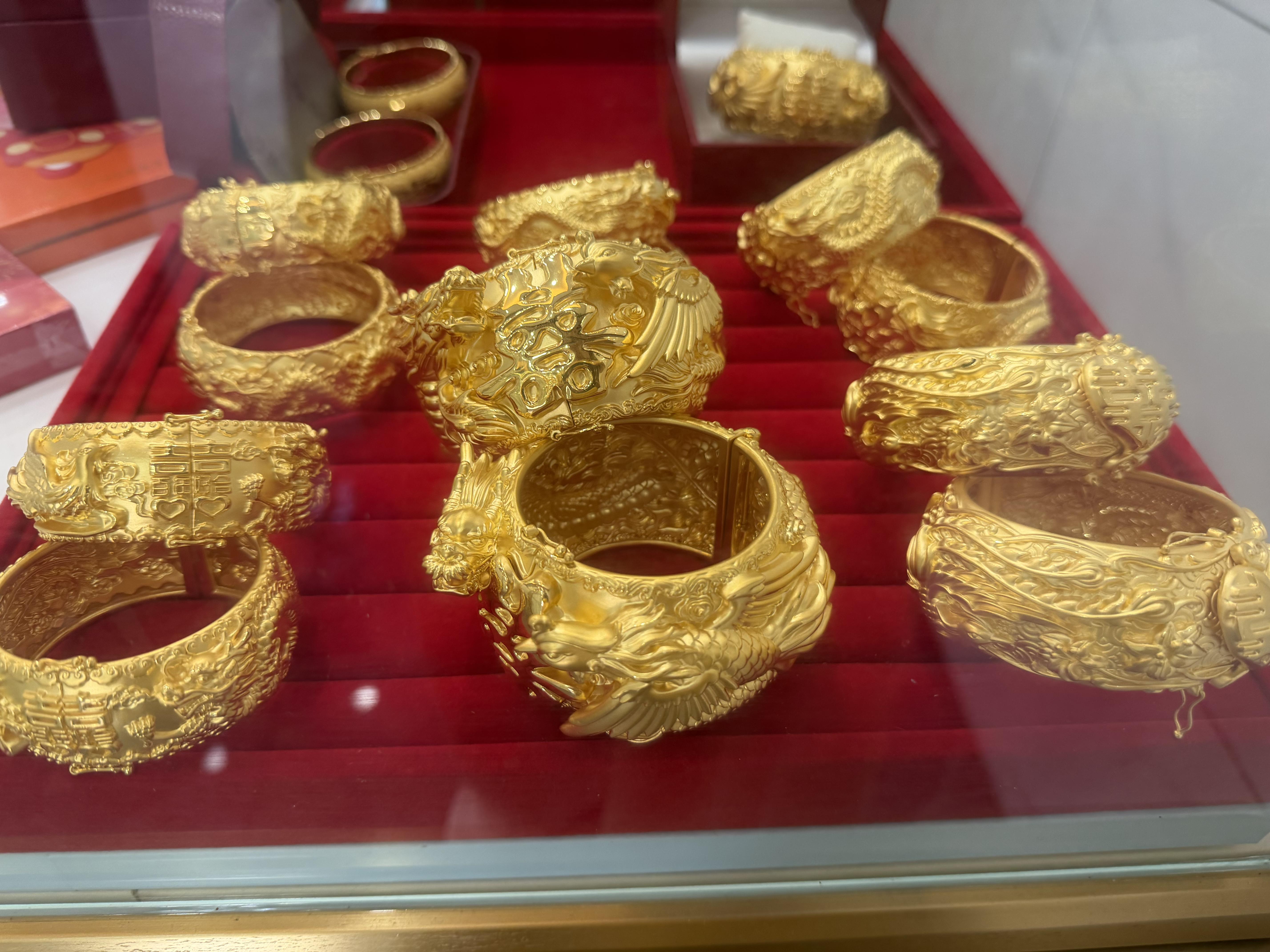 黄金品牌遇冷：门店锐减，电商崛起，开店即赚时代终结