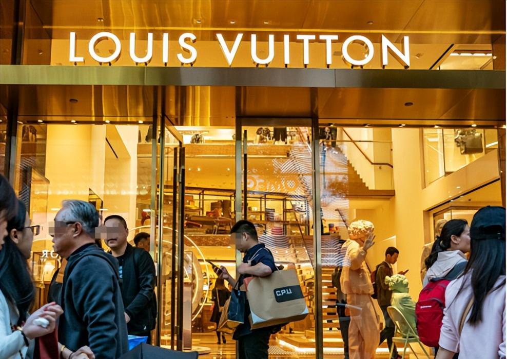 2025年11月奢侈品行业新趋势：折扣渠道崛起与信任保障升级