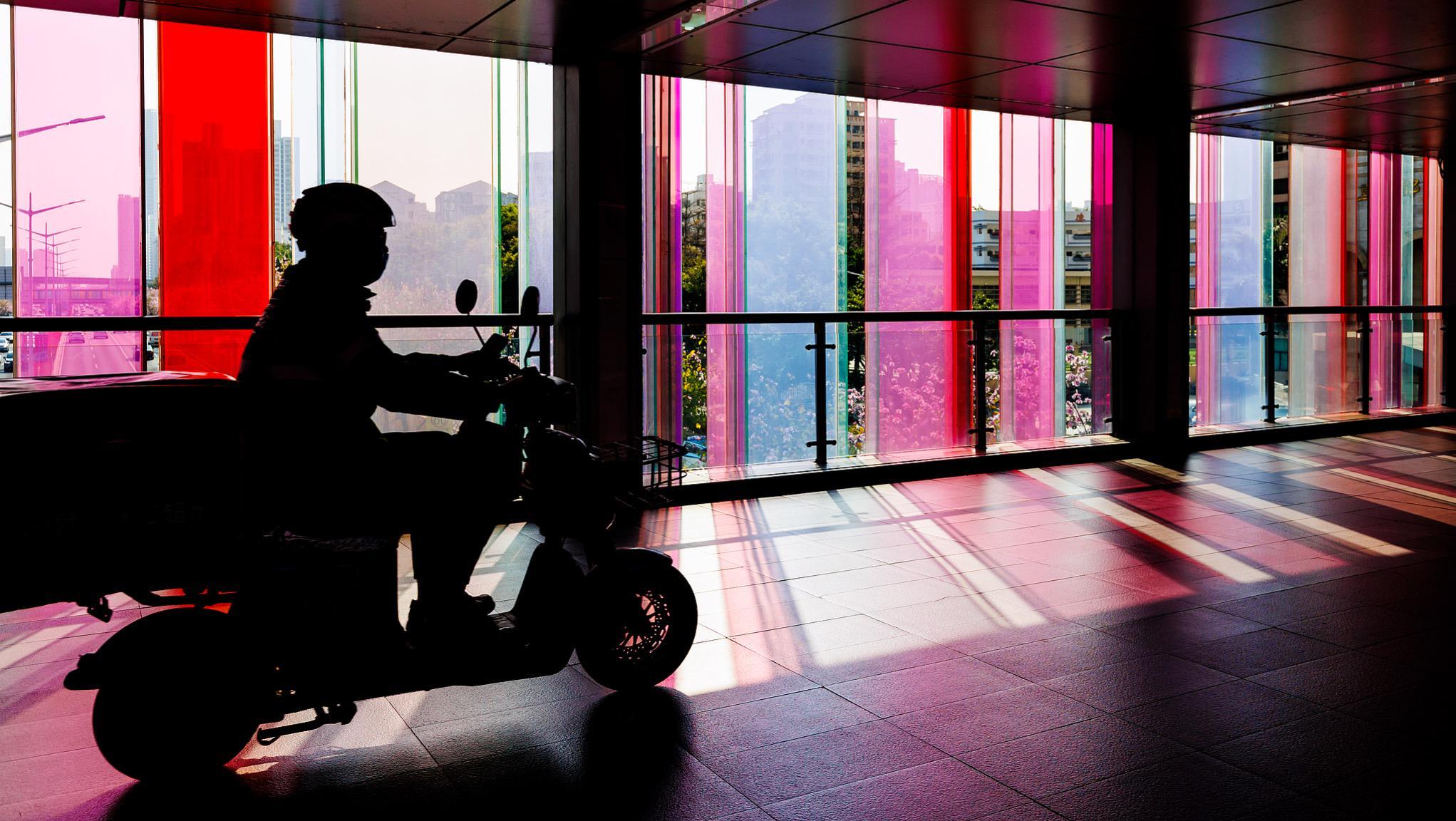 给百万骑手保障，为何是世界难题？