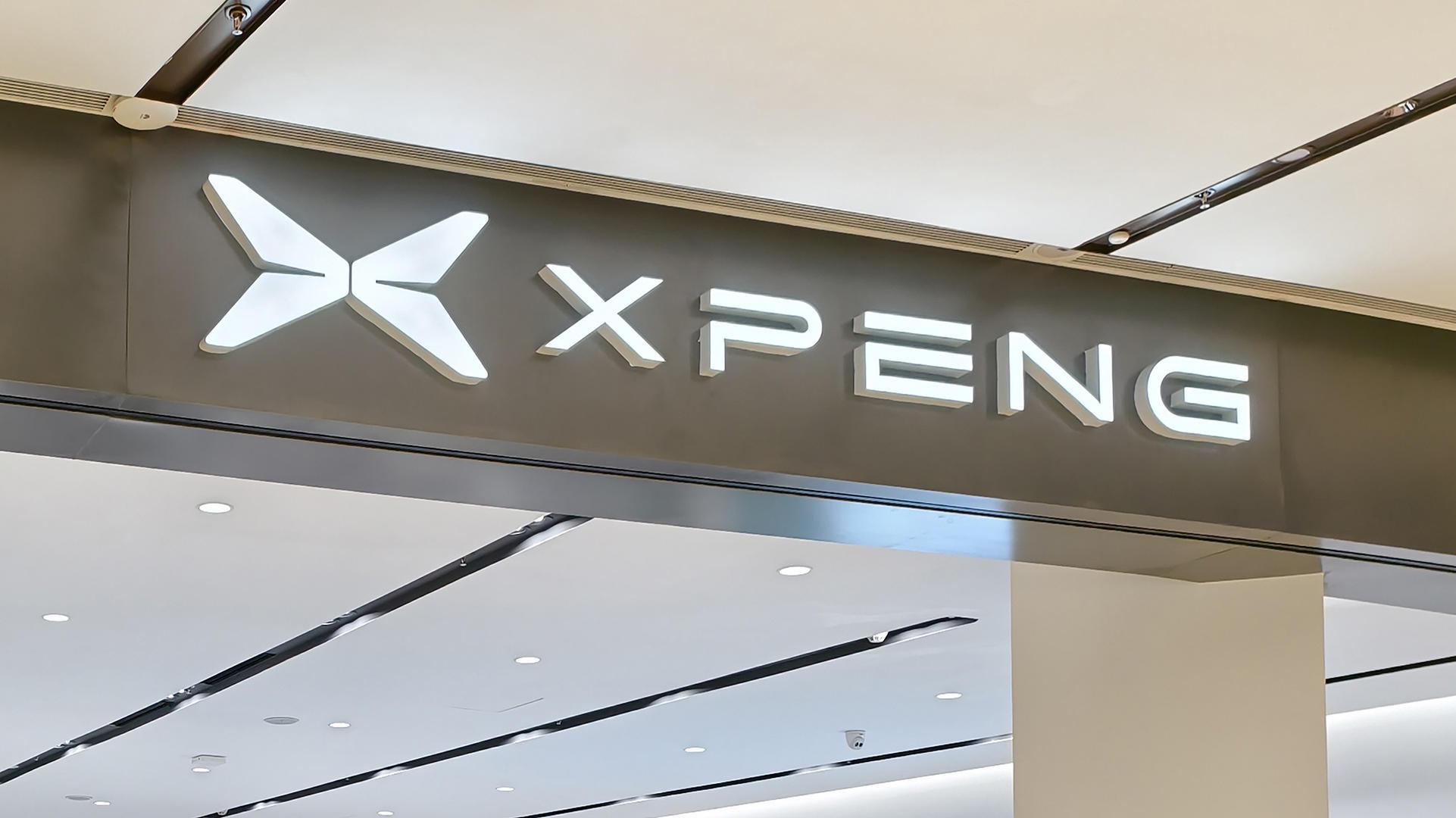 小鹏汽车首款增程车预售开启，何小鹏回应机器人藏真人质疑