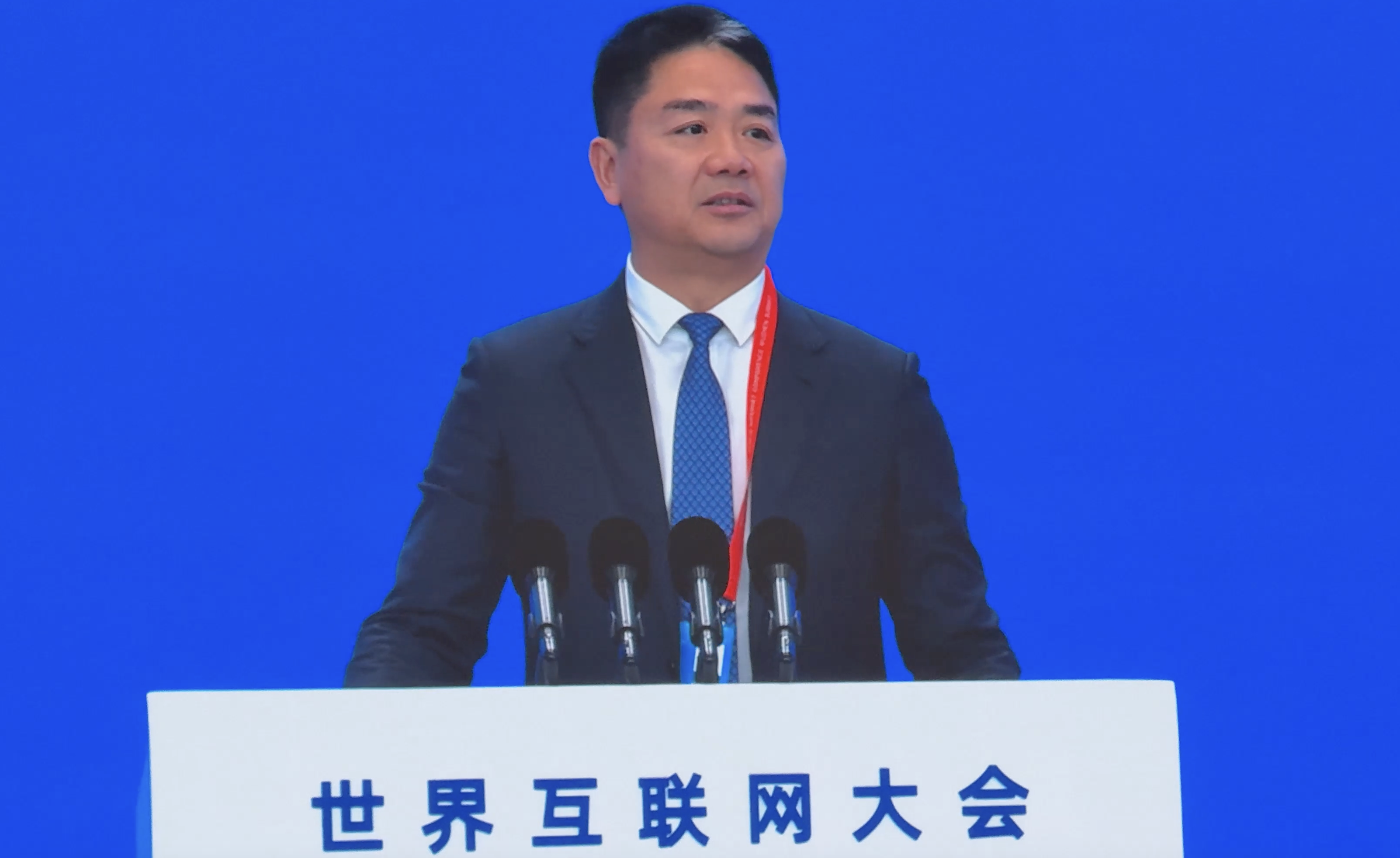 刘强东2025世界互联网大会预言：无人化将使员工每周仅需工作一天