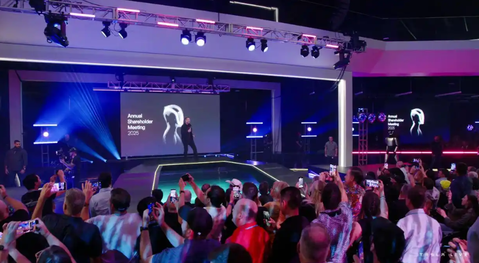 马斯克万亿美元薪酬激励方案获股东大会通过，或成首位万亿富翁