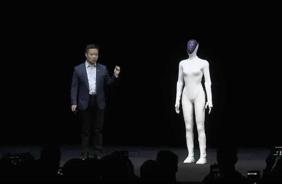 小鹏IRON机器人自证非人，直男心仪的科技新宠？