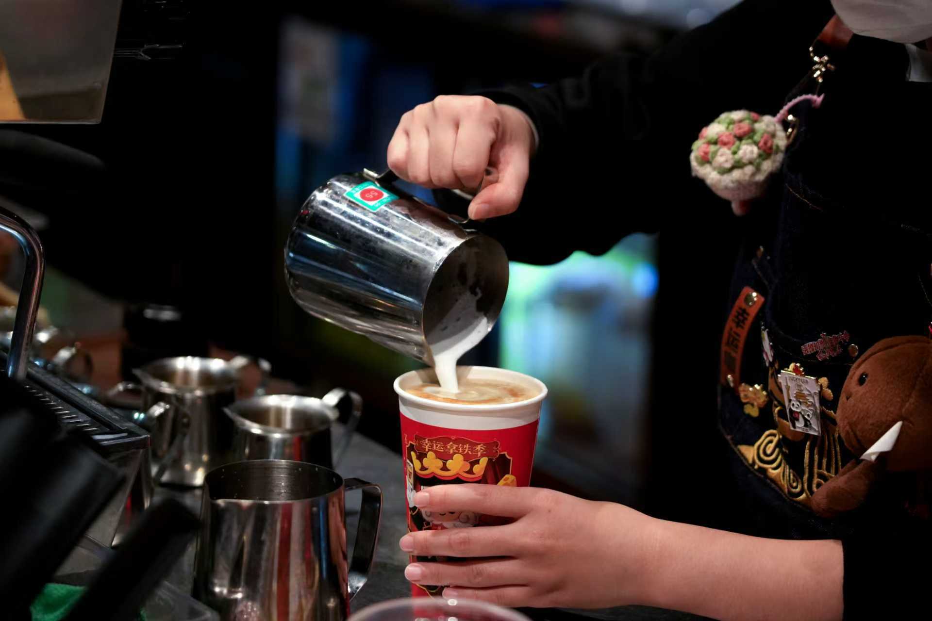 星巴克中国易主求变，幸运咖万店崛起：中国咖啡迎“价格平权”时代