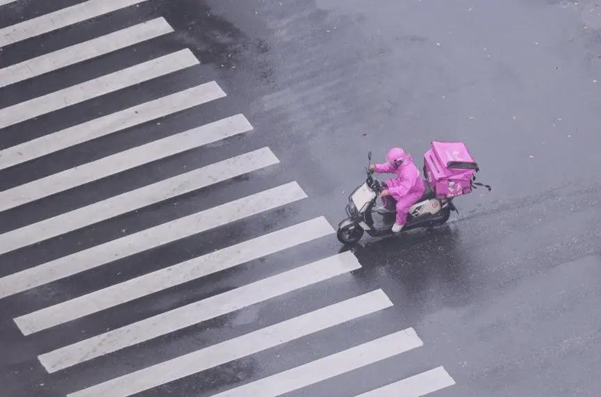 中年山姆配送员，驮着洗衣机寻找「体面」