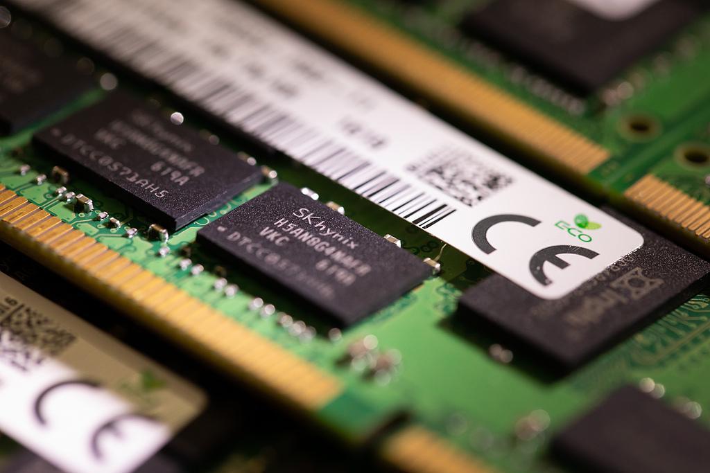 存储市场暴涨150%：经销商抬价，AI需求引发结构性供需失衡