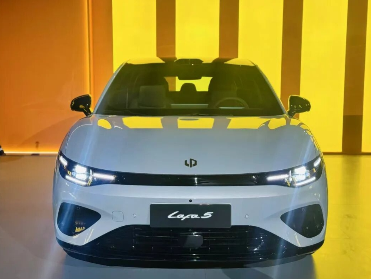 零跑汽车提前达成50万销量目标，2026年剑指百万年销