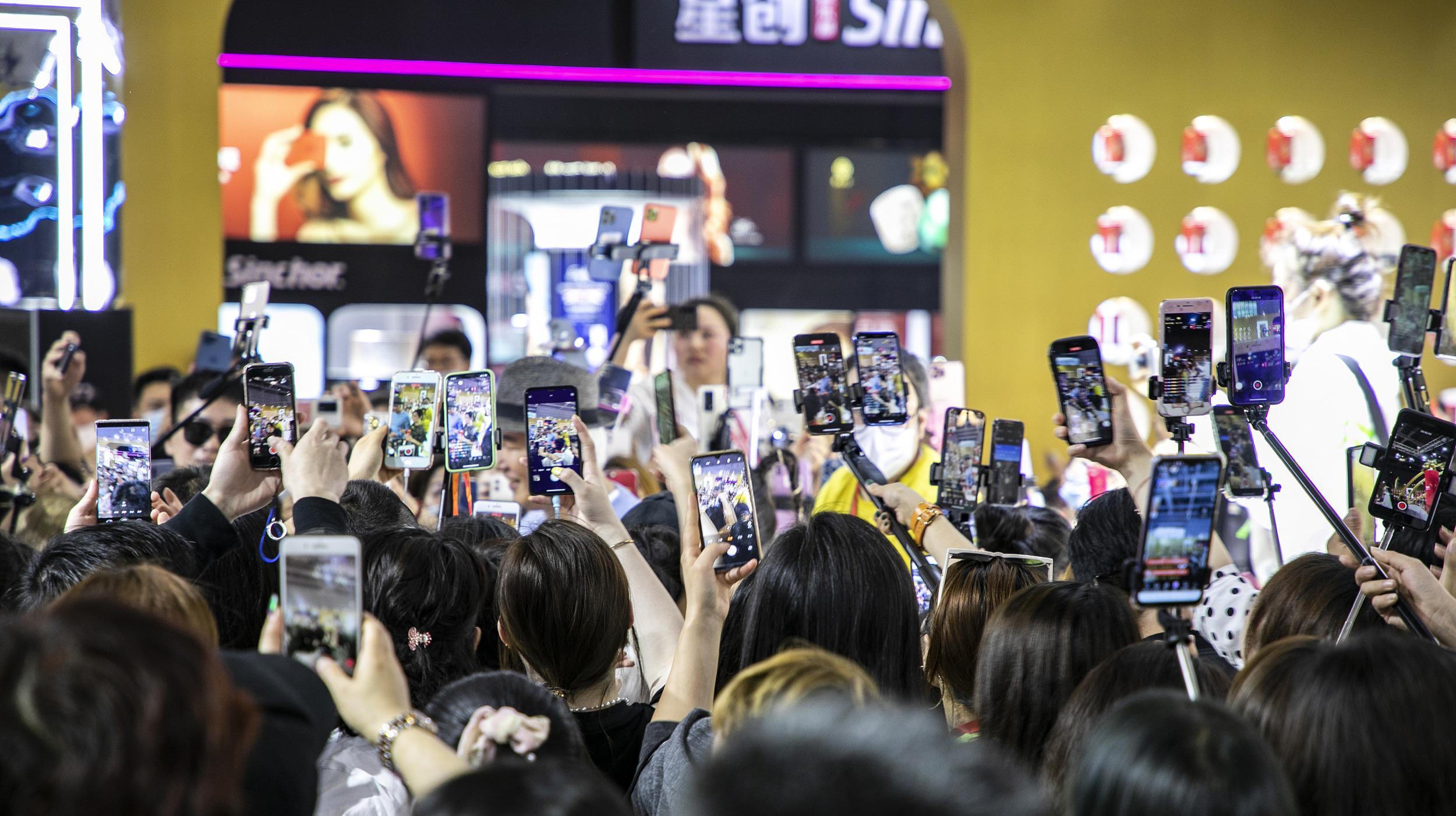 年赚10亿的AI单品，快手如何打破大厂困局？