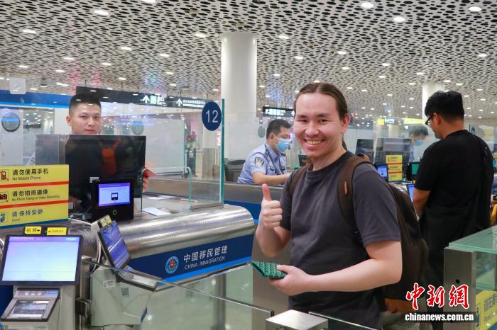 深圳机场首位俄罗斯旅客享受免签政策入境