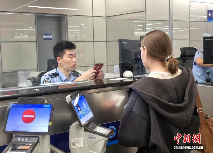上海移民管理警察为俄罗斯籍旅客办理边检查验手续