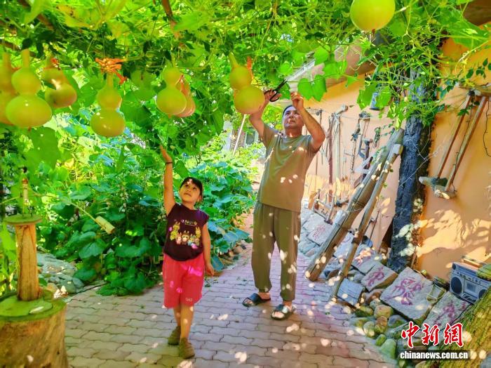 伊力亚尔和孙女在葫芦园
