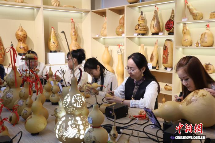 砥砺奋进七十载：天山南北榆柳巷的葫芦烙画传奇