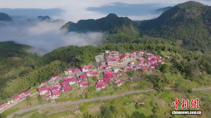 边境归侨第一村龙乃村俯拍图