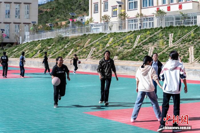 学生们在兴趣班参与体育活动