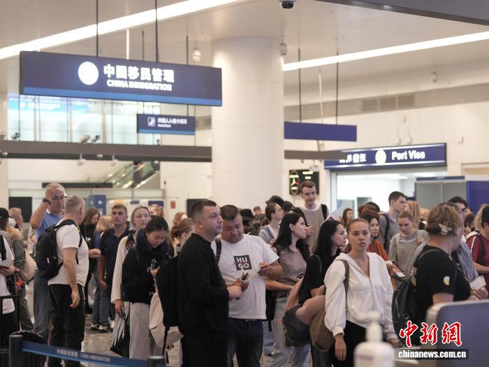武汉迎来首批享受免签入境俄罗斯籍旅客