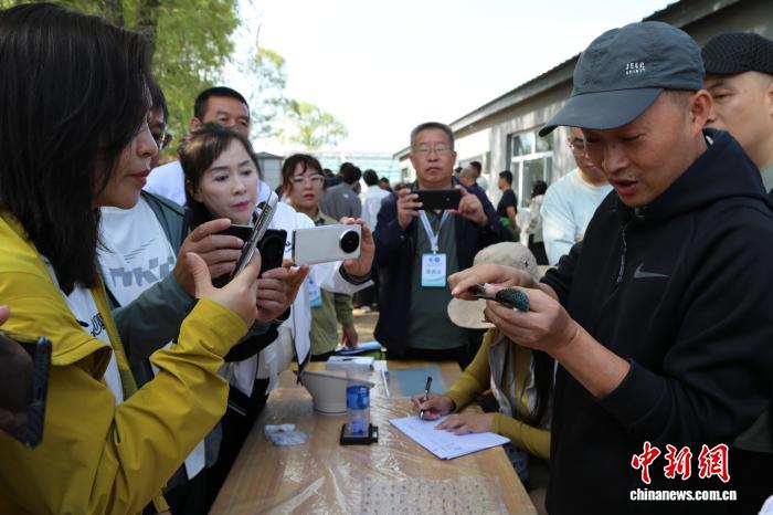 与会人员在七星河保护区开展鸟类环志实习